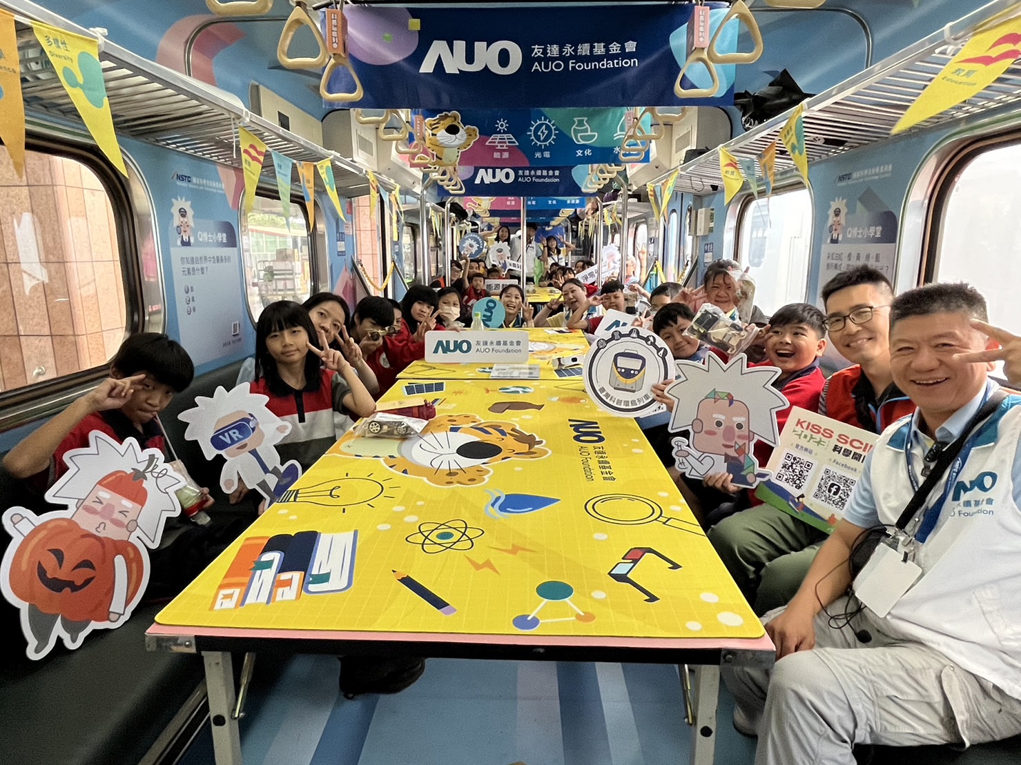 DB真人永續基金會參與「臺灣科普環島列車」，設計基礎科學車廂課程，以「淨零碳排和永續能源」為主題，讓學生透過創意實驗認識淨零知識，以及思考生活中的減碳行為
